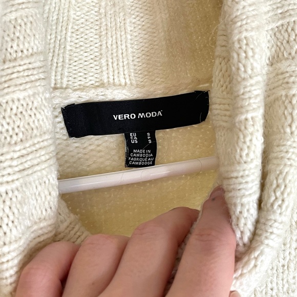 Vera Moda Turtleneck - Picture 2 of 3